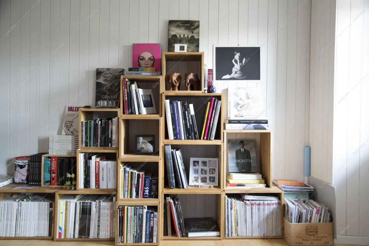 Libreria in legno a piramide sul pavimento in parquet