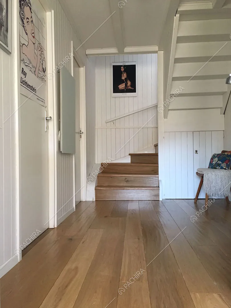Vista delle scale in legno che portano al piano superiore