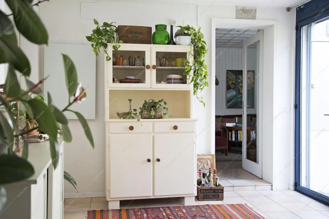Credenza in legno bianco e scorcio sulla zona living