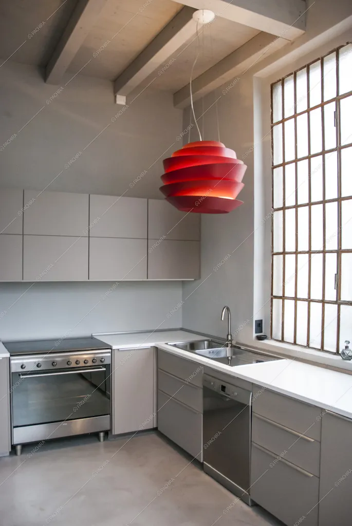 La cucina moderna con lampadario rosso di design
