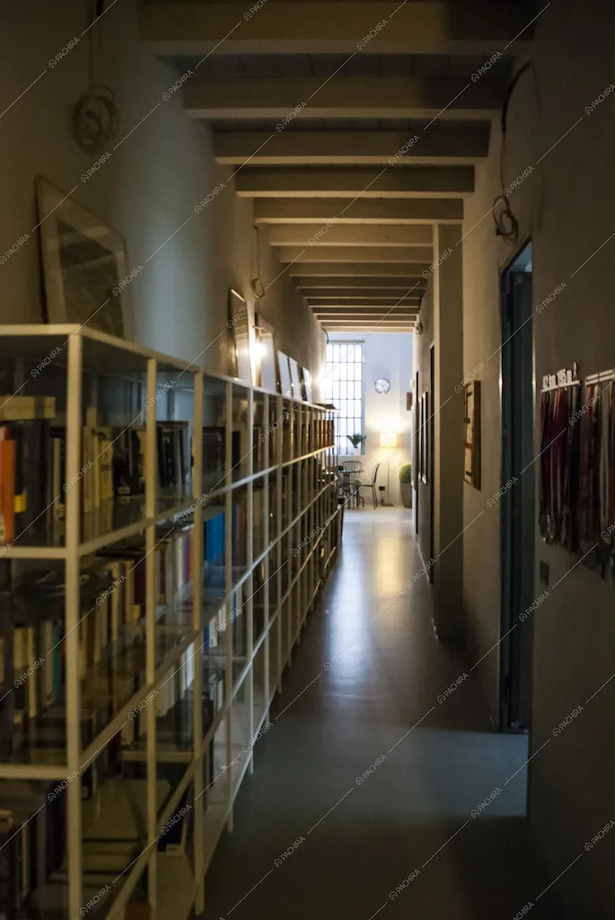 Lungo corridoio con libreria a parete