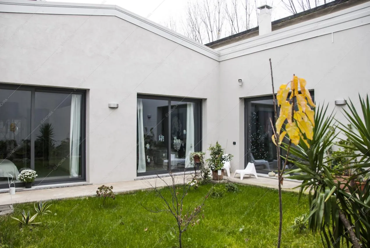 Il giardino e le vetrate del loft