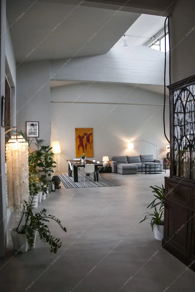 Il living grigio del loft Erica
