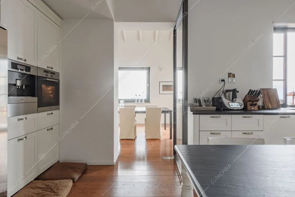 Cucina a parete della villa Roveja, location in stile contemporaneo a Como