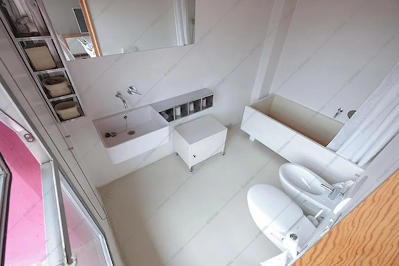 Il bagno total white del loft Clusia