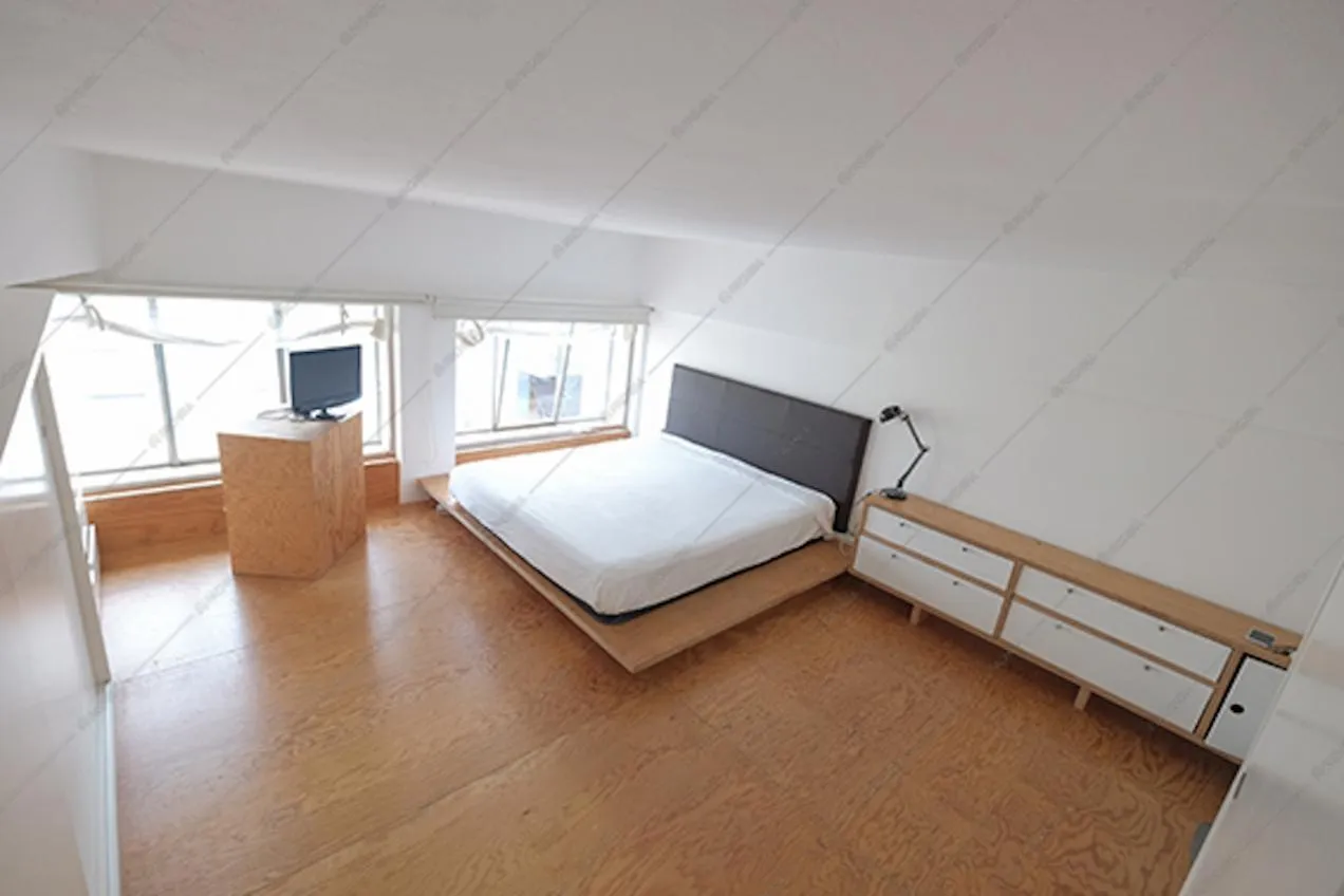 Una delle camere da letto del loft moderno