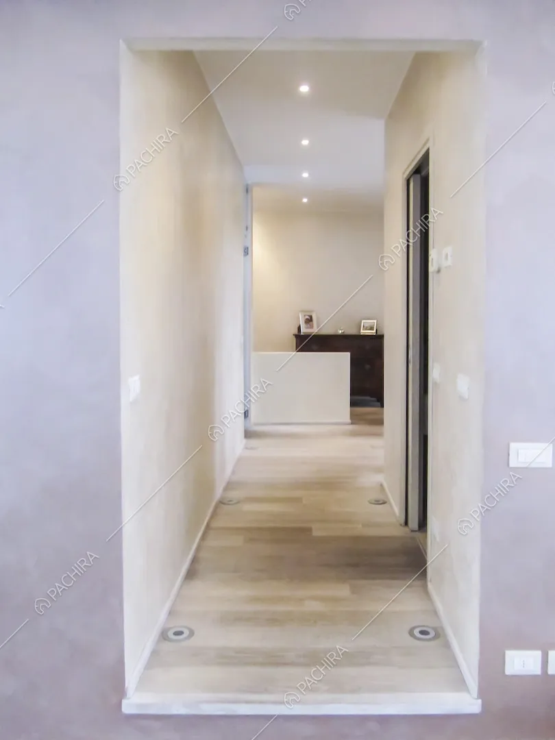 Corridoio rialzato in parquet chiaro