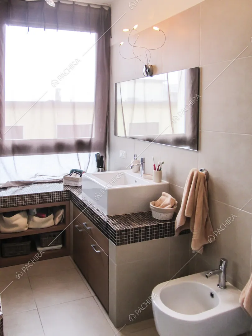 Bidet e lavabo con specchio