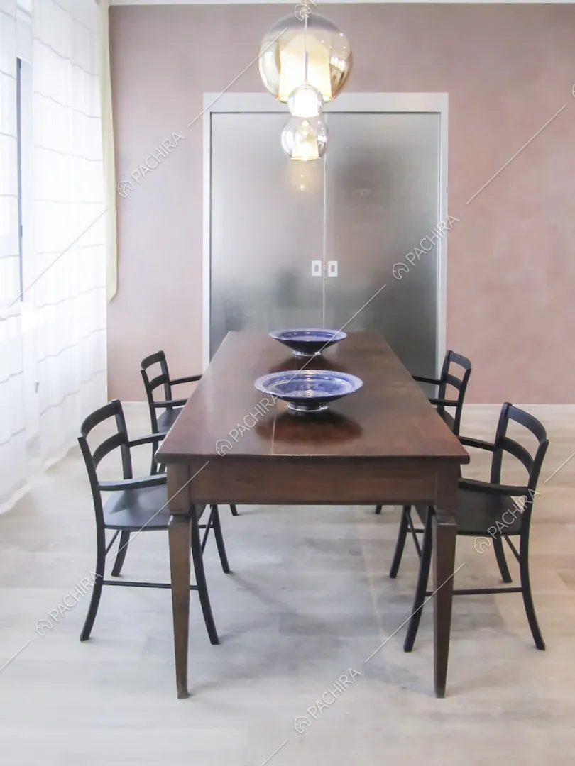 Lampadario a bolle e tavolo da pranzo in legno con sedie nere di design
