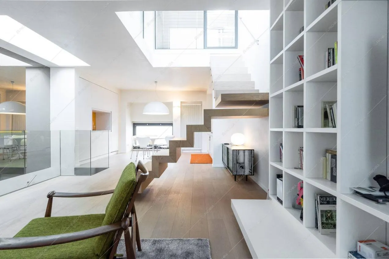 La libreria e la scala minimal del loft