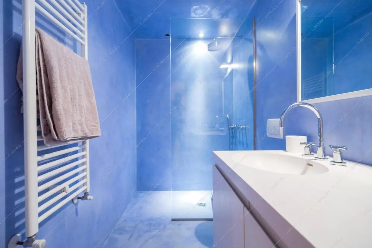 Il bagno celeste con doccia del loft