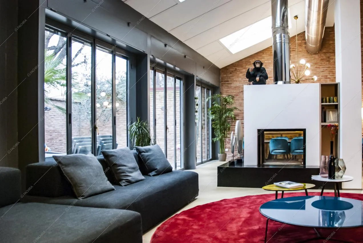 Loft moderno con vetrate a Milano