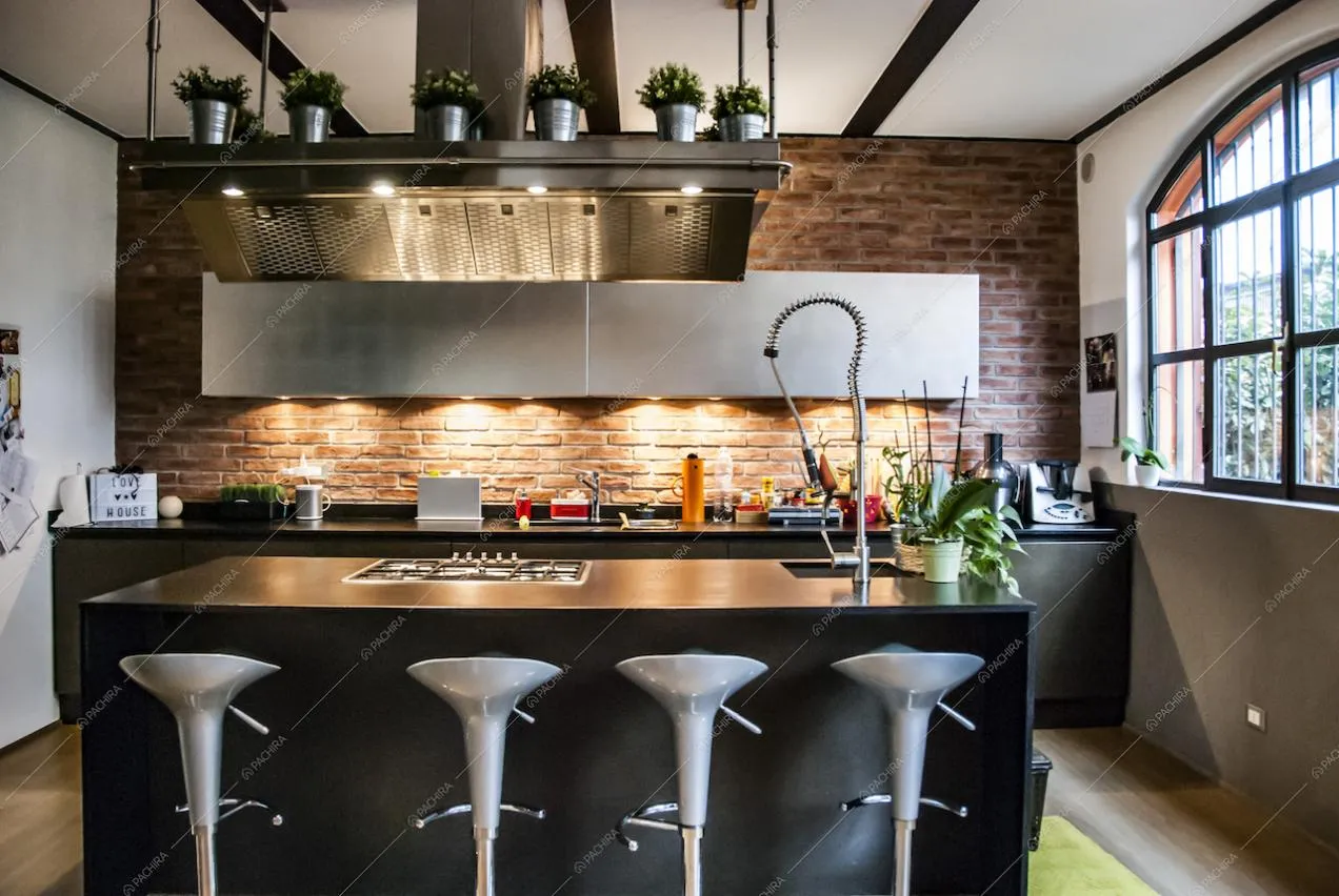 Cucina a isola nera: moderna con parete in mattoni rossi e vetrate