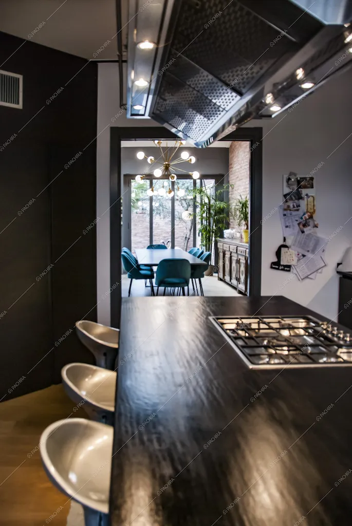 Cucina a isola moderna con vista su sala da pranzo