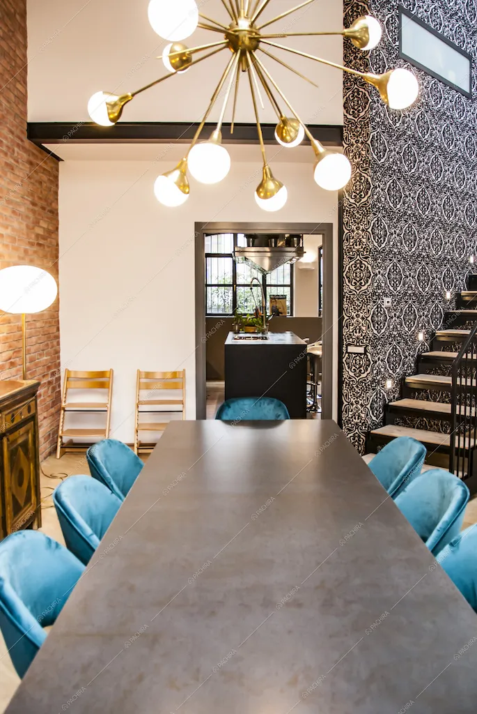Tavola da pranzo con lampadario di design
