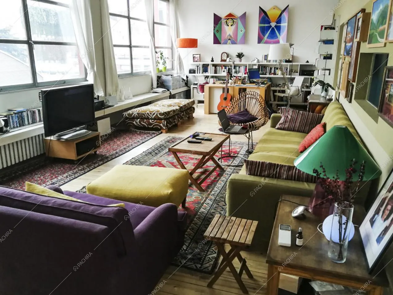 Salotto colorato e vetrate nel loft moderno