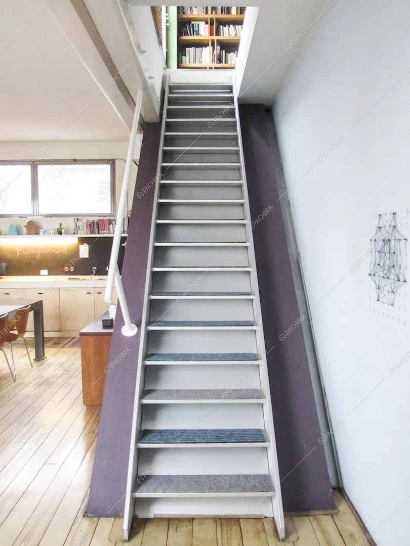 La scala che porta al secondo livello del Loft Alliaria a Milano