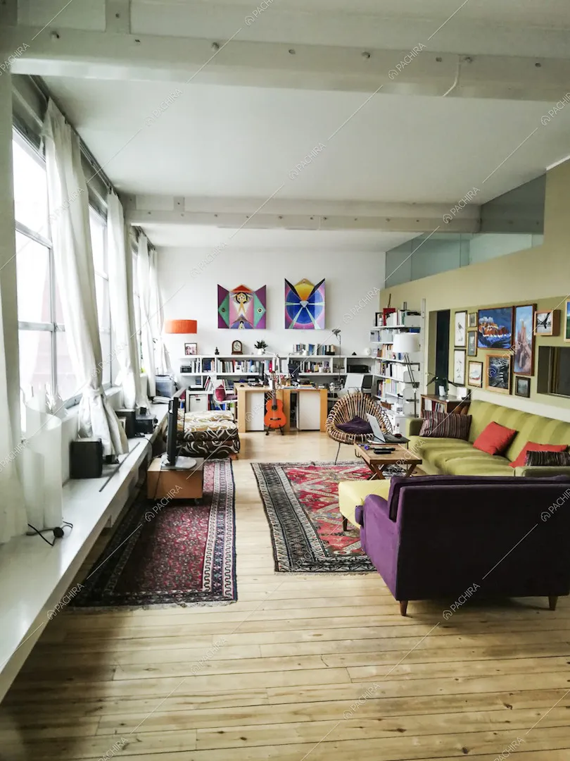 Il salotto con pavimento in parquet del Loft