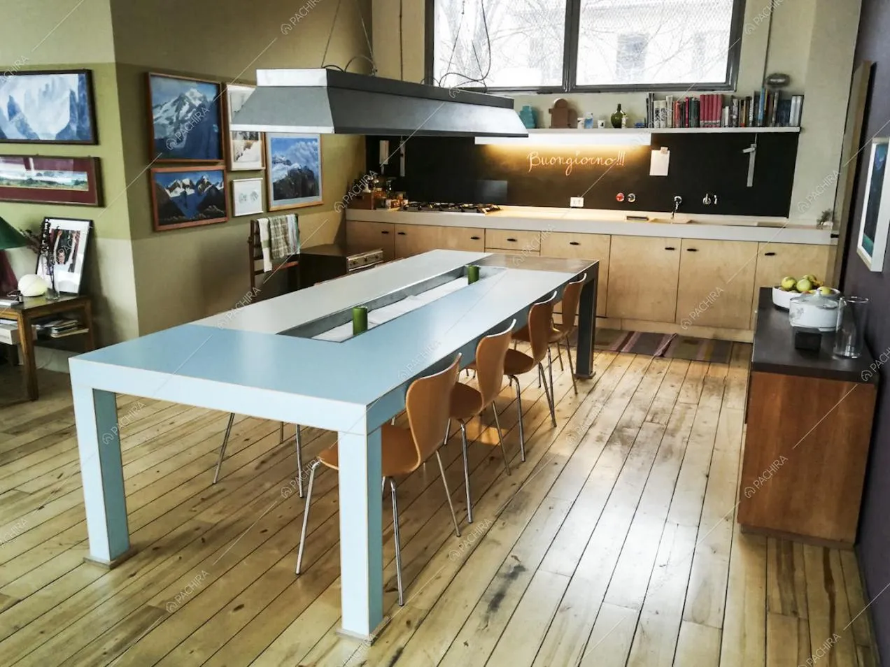 La cucina a vista con tavolo da pranzo azzurro