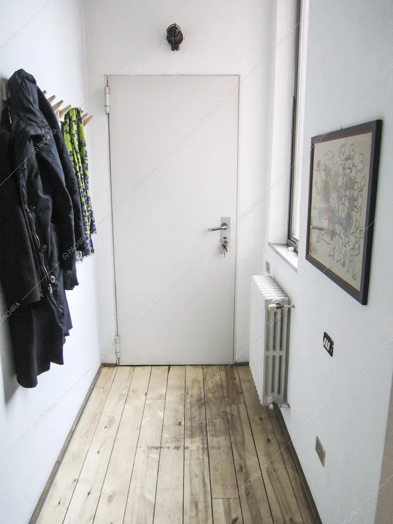 L'ingresso con pavimento in parquet del loft