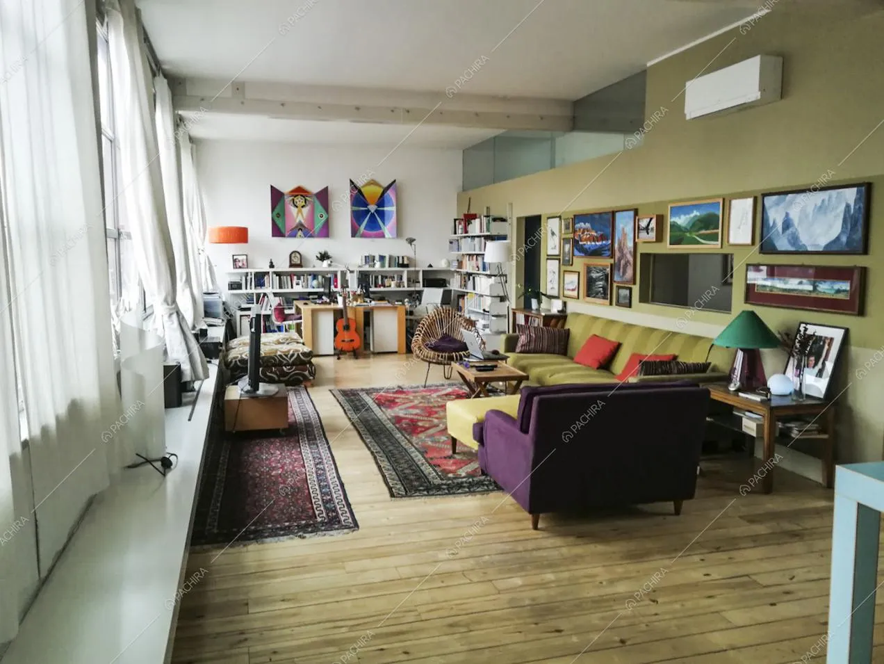 Il living moderno e colorato della Location Alliaria