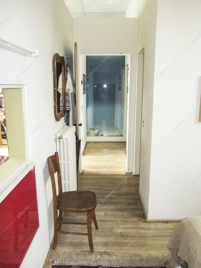 Il corridoio con pavimento in parquet