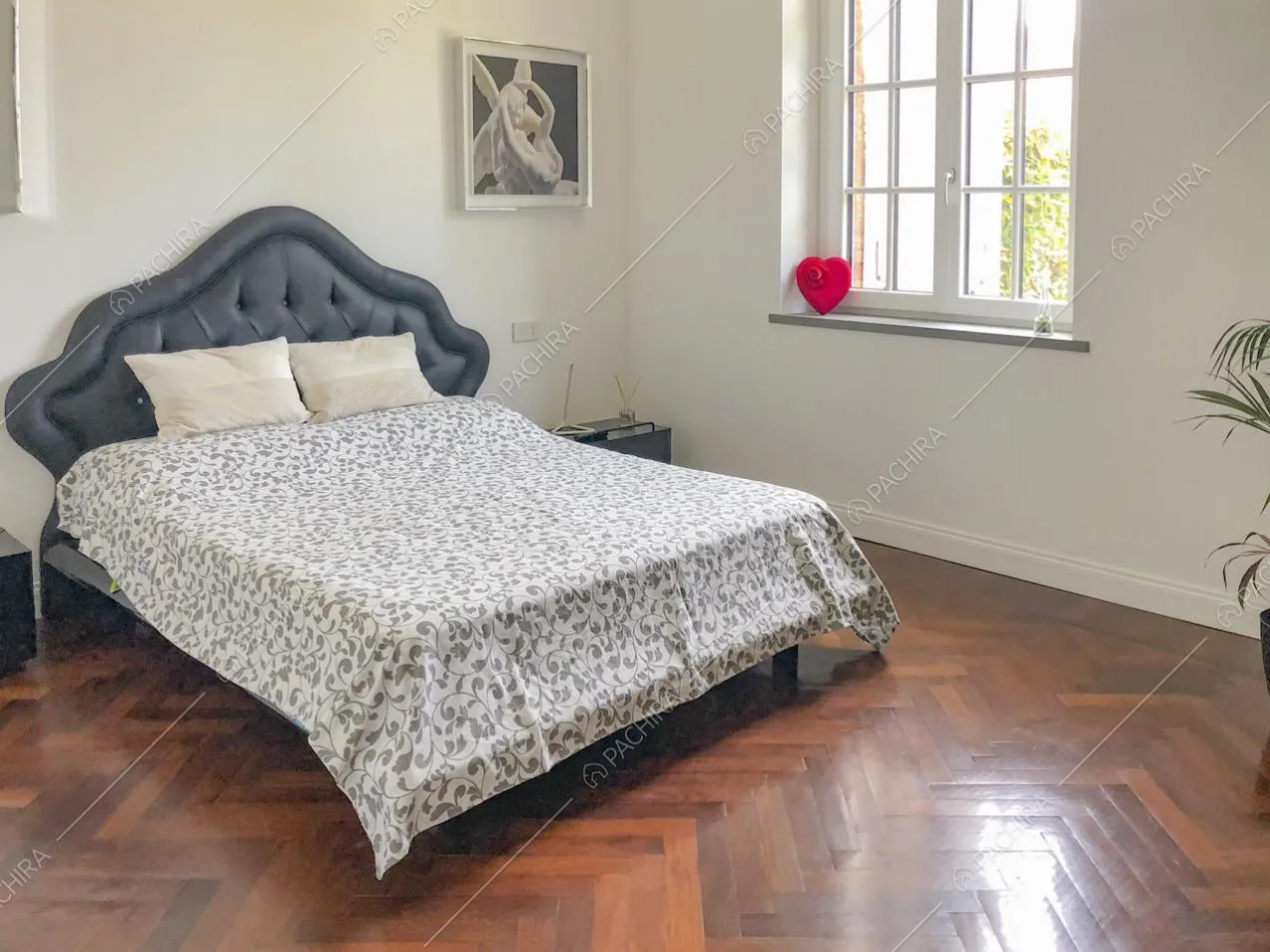 Letto matrimoniale con testata trapuntata nera
