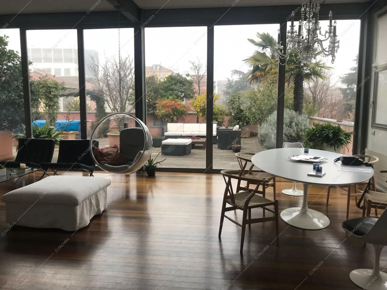 Vetrate e parquet nella Location Tandori