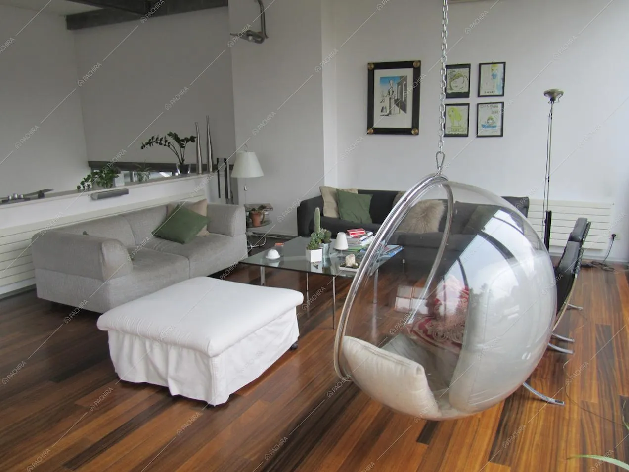 La bubble chair nel salotto della Location Tandori a Milano