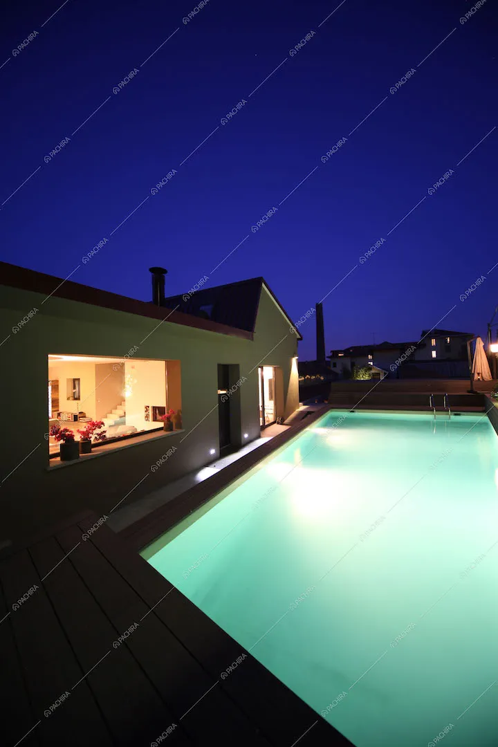 Illuminazione notturna di casa e piscina