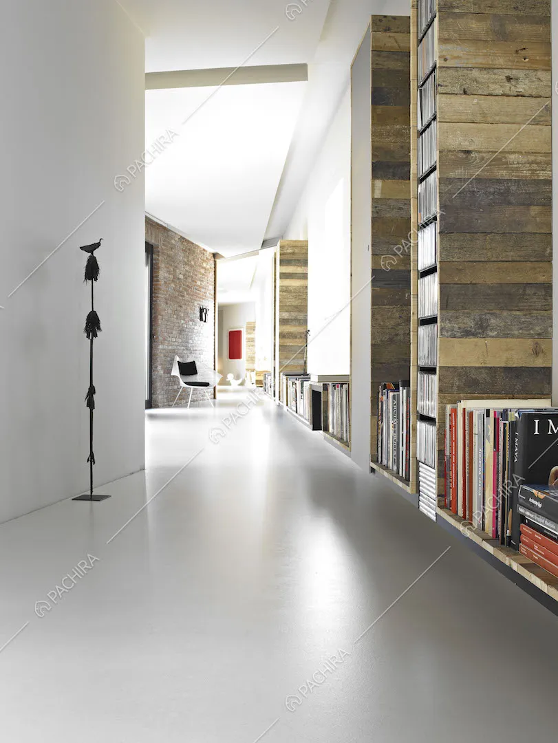 Corridoio con librerie in legno delabrè