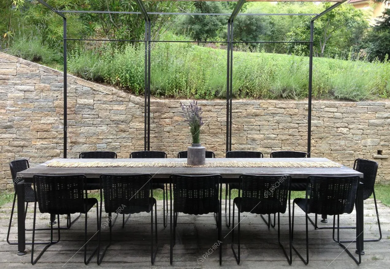 Tavolo da pranzo esterno con veranda