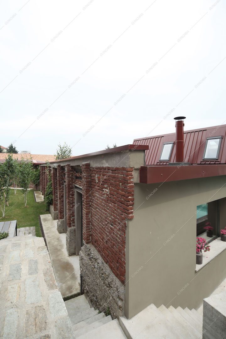 Esterni della villa con pareti in mattoni