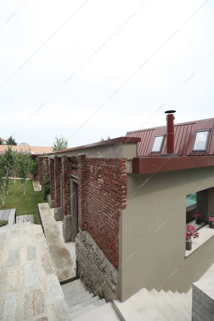 Esterni della villa con pareti in mattoni