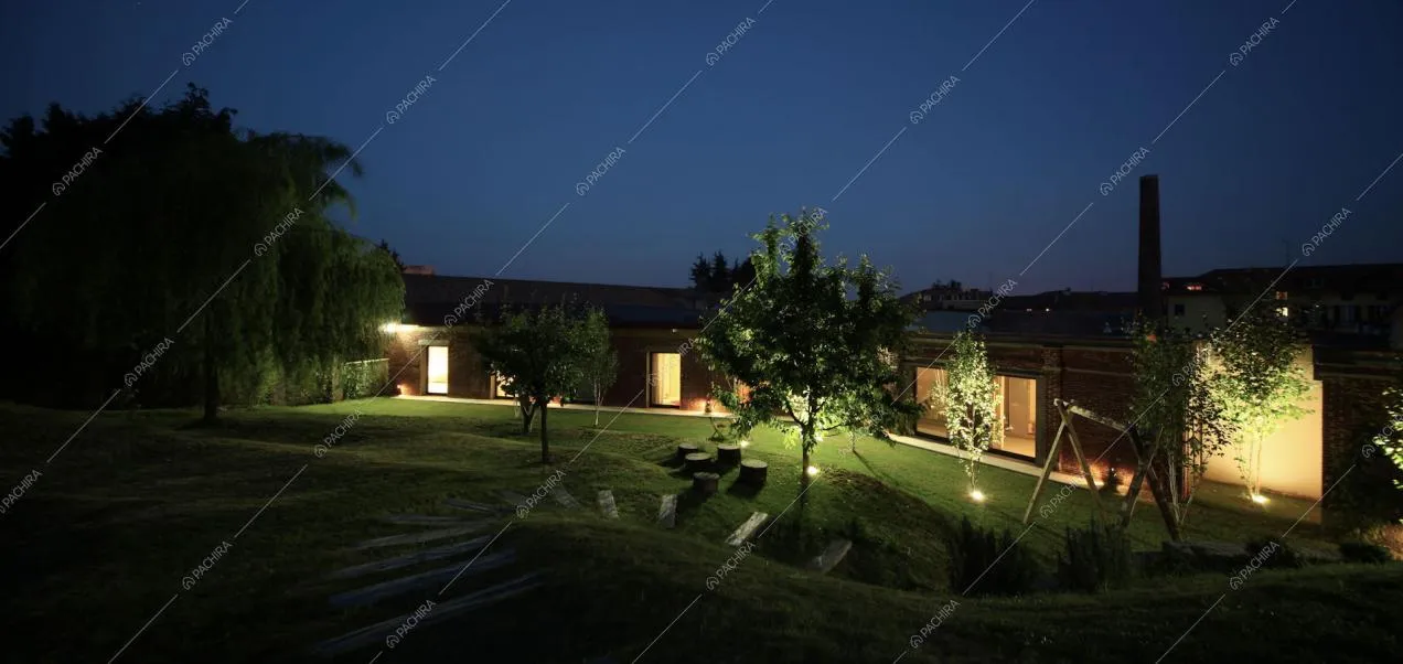 Giardino della villa con illuminazione notturna
