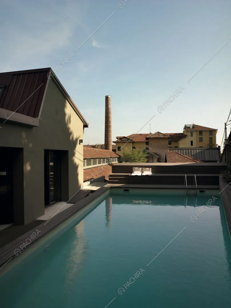 Piscina con scaletta in terrazza