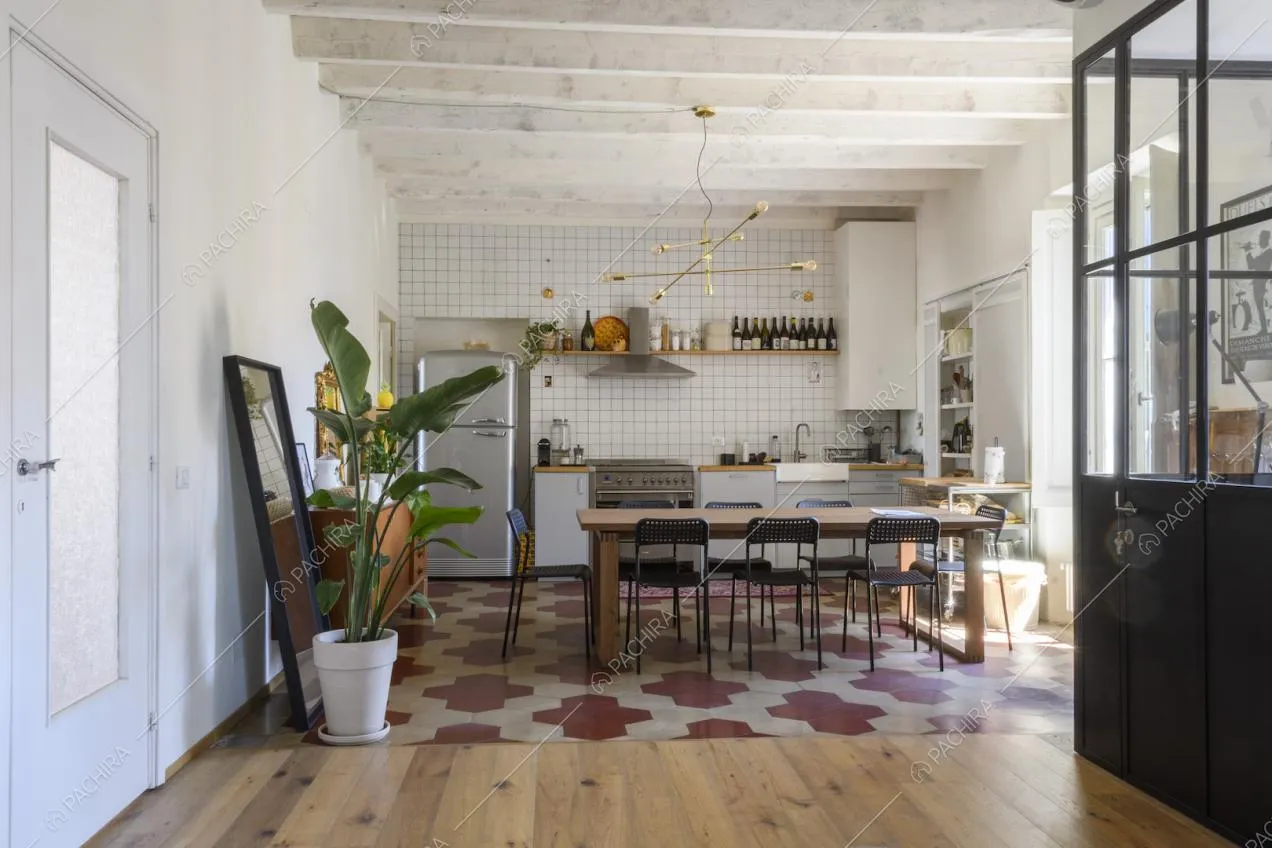 Ampia cucina con pavimento in parquet e dettaglio in cementine
