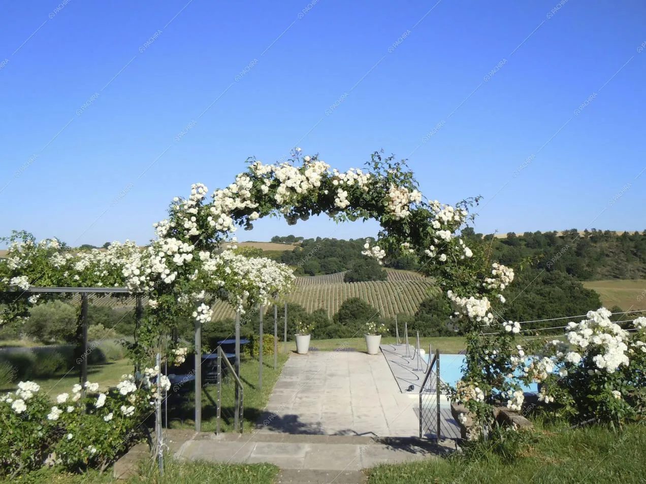Accesso alla piscina con arco