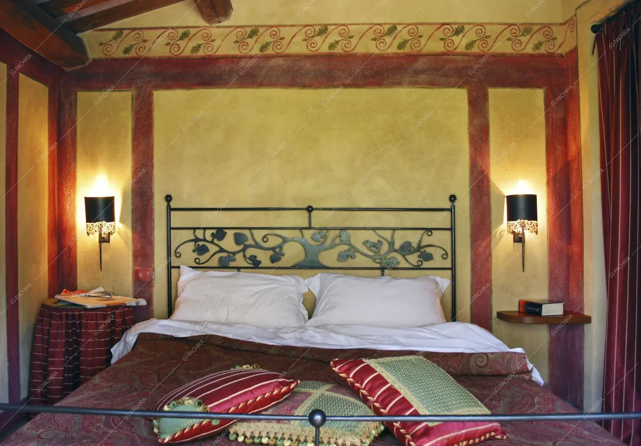 Letto matrimoniale con parete dipinta