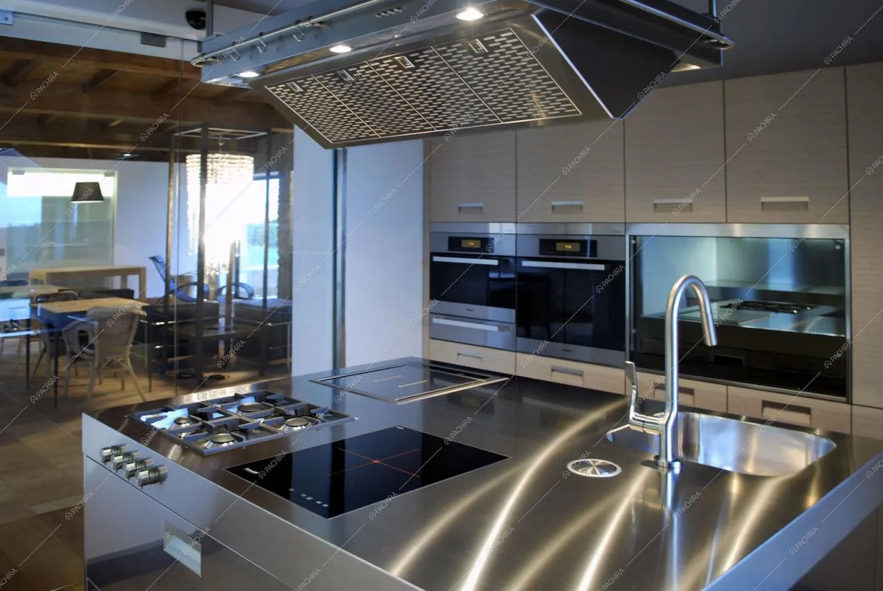 Cucina a isola con fornelli a gas e a induzione