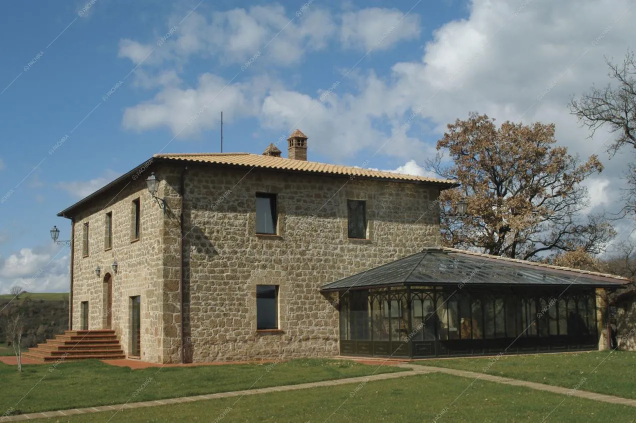 Esterno della villa con veranda