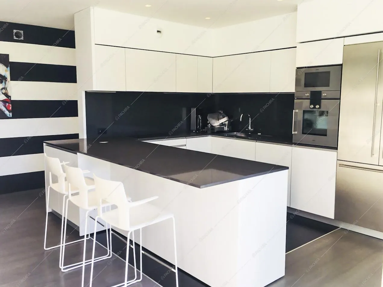 La cucina bianca e nera della Location Iresine