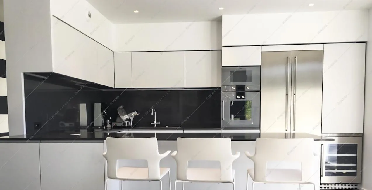 Cucina a vista bianca e nera