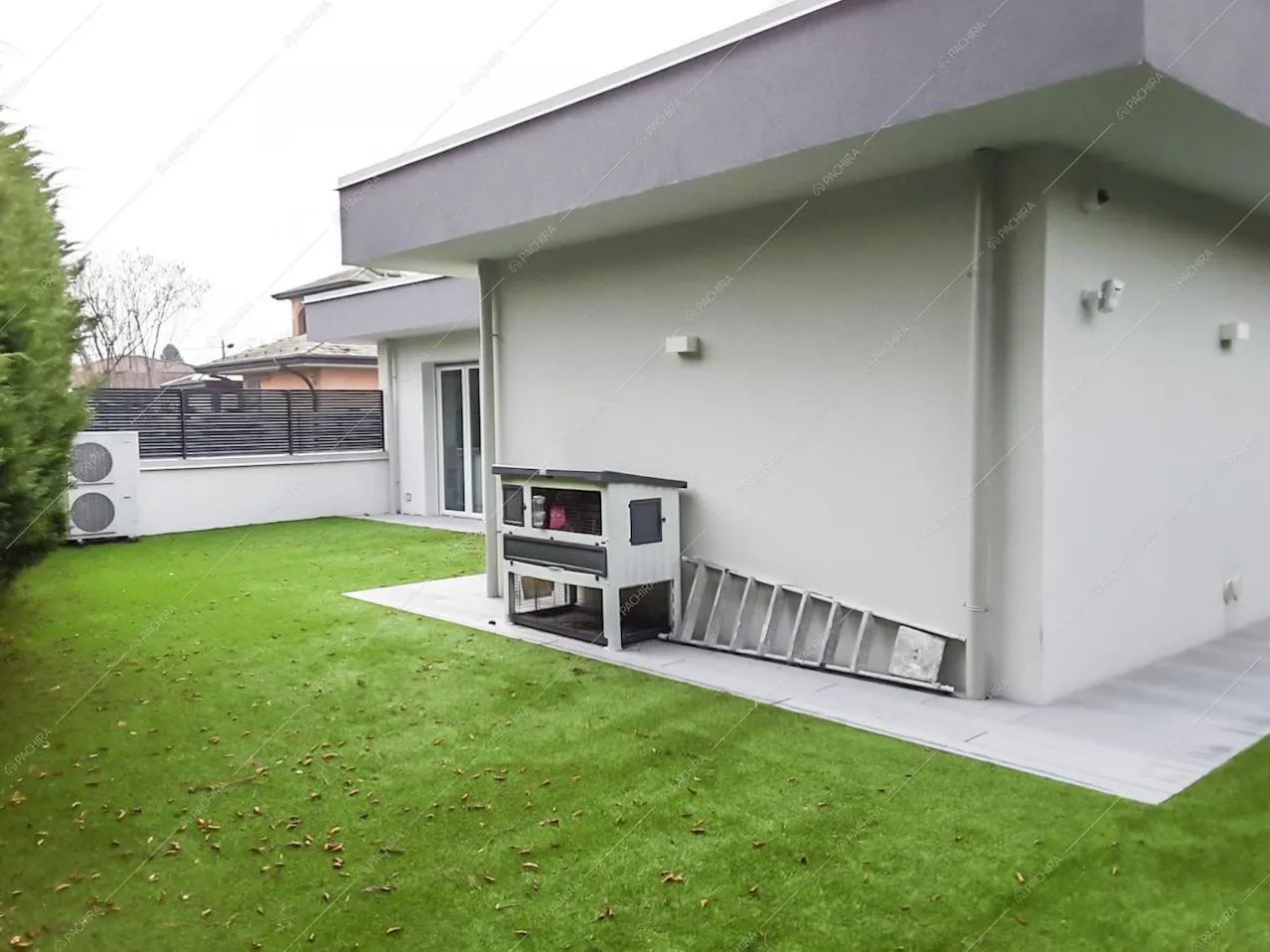 Gli esterni della villa e il barbecue