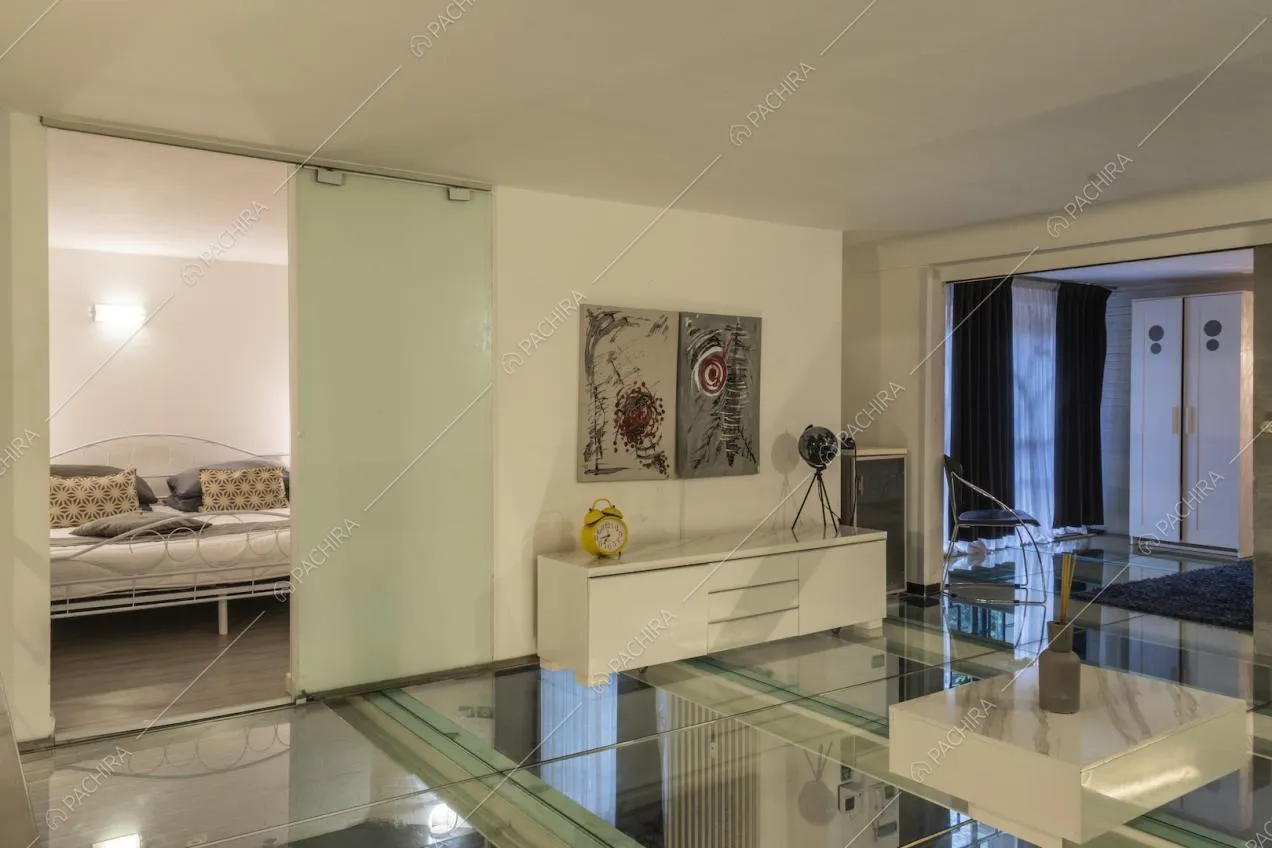 Pavimento trasparente in vetro e porta scorrevole