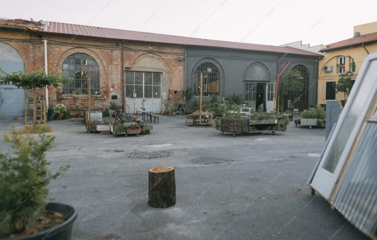 Esterni del loft in stile industriale con mattoncini rossi