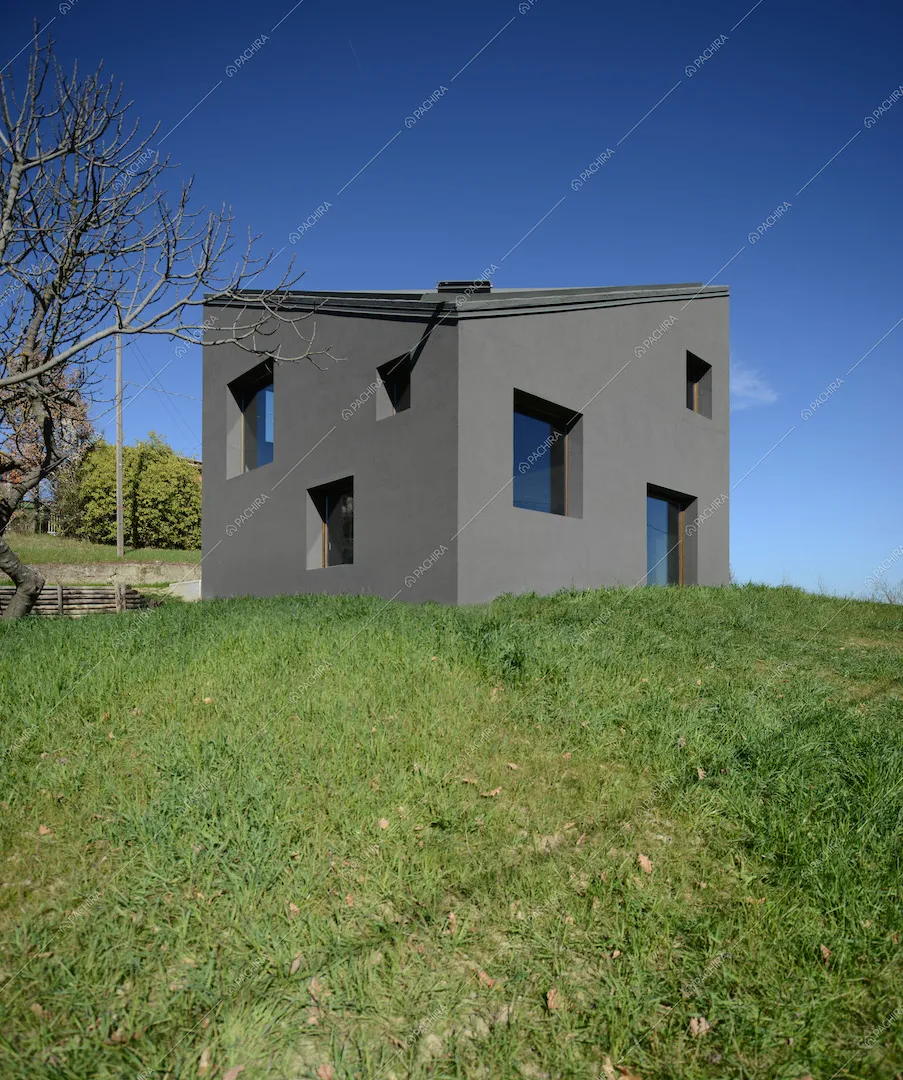 Giardino e villa vista dall'esterno, architettura brutalista