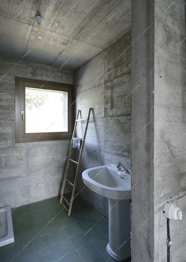 Bagno con lavabo e scala in legno come porta asciugamani
