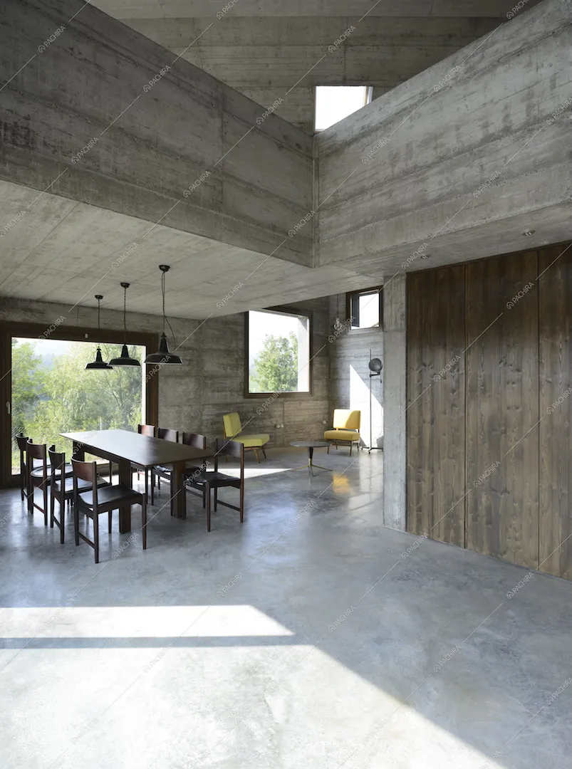 Living minimal della villa e vista della struttura su più livelli