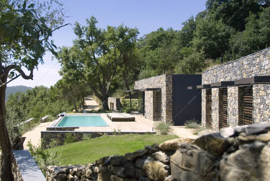Villa in pietra naturale con piscina esterna